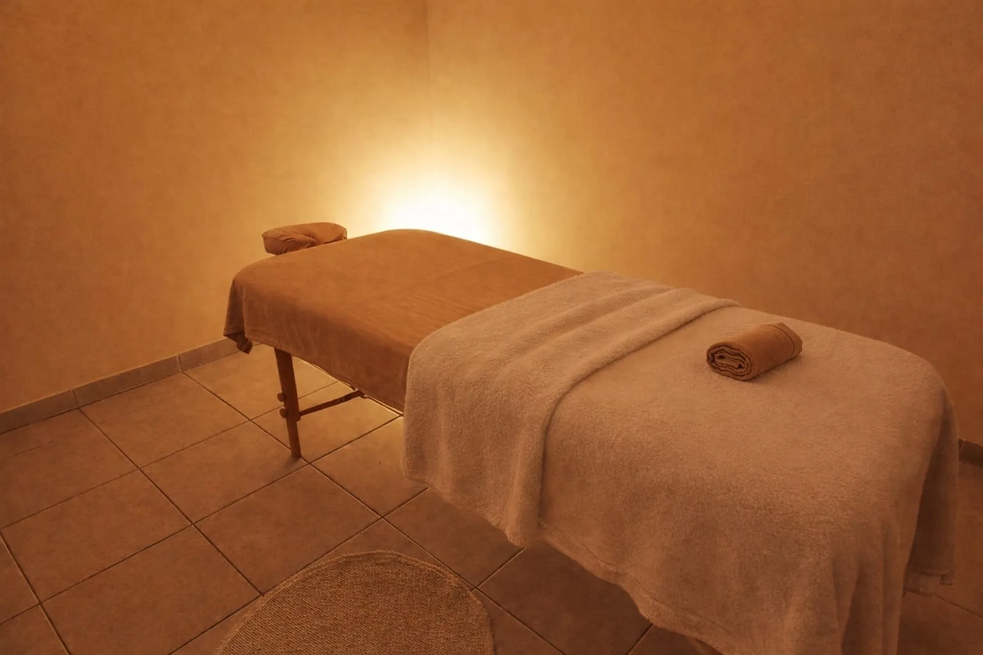 Table de massage dressée dans le cabinet privé de Montpellier Aiguelongue