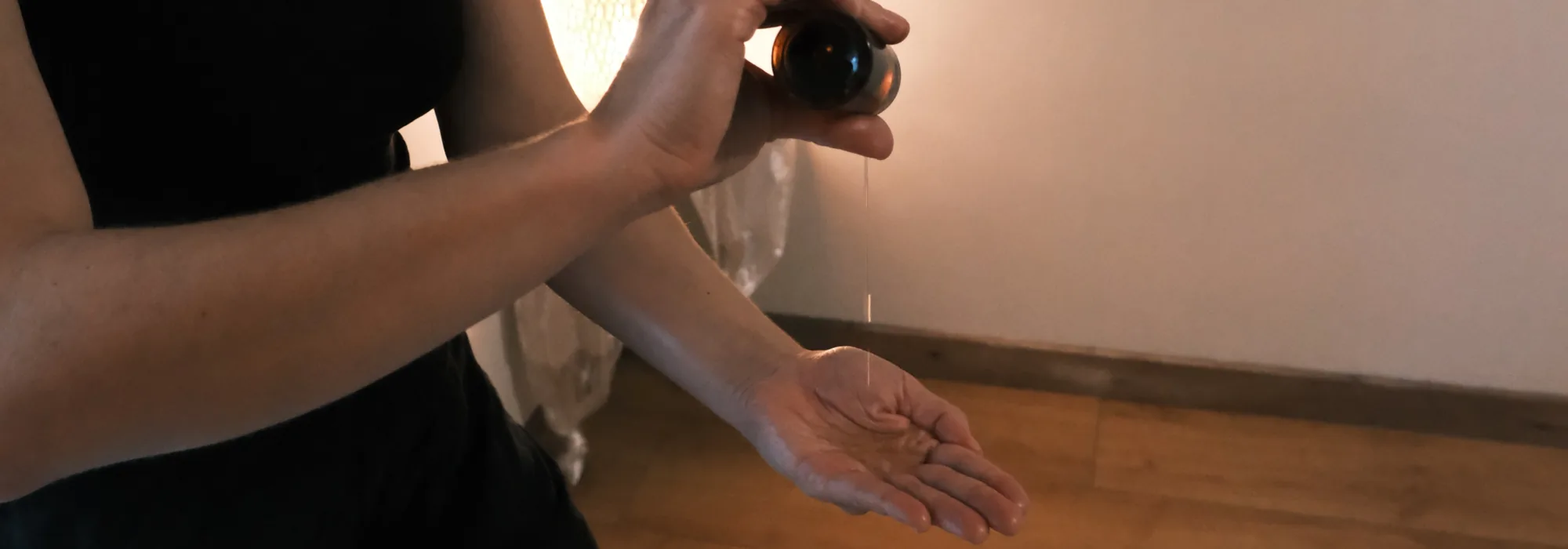 Camille verse l'huile de massage dans le creux de sa main
