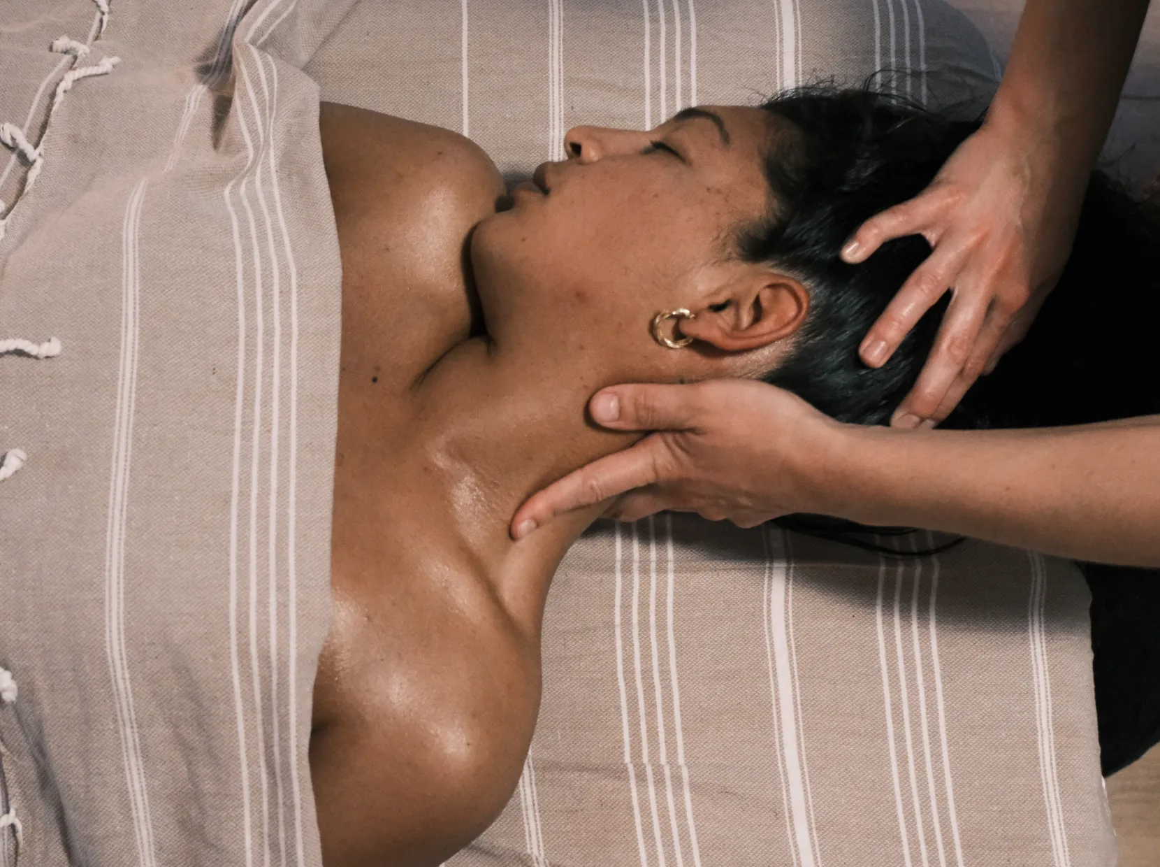 Massage de la nuque et des épaules, à l'huile